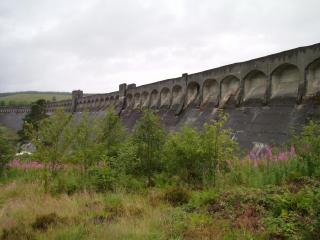 Clatteringshaws Dam